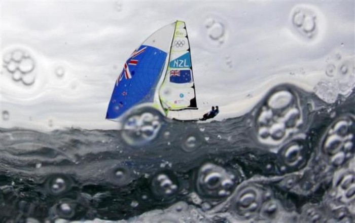 Peter Burling và Blair Tuke (New Zealand) thi đấu ở môn đua thuyền buồm.